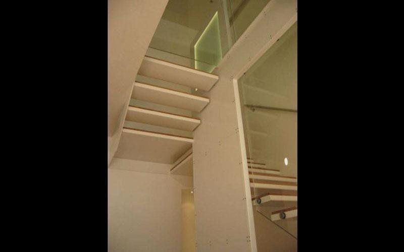 Particolare scala in metallo e legno a sbalzo