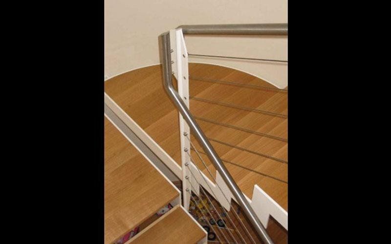 Particolare scala in metallo e acciaio inox