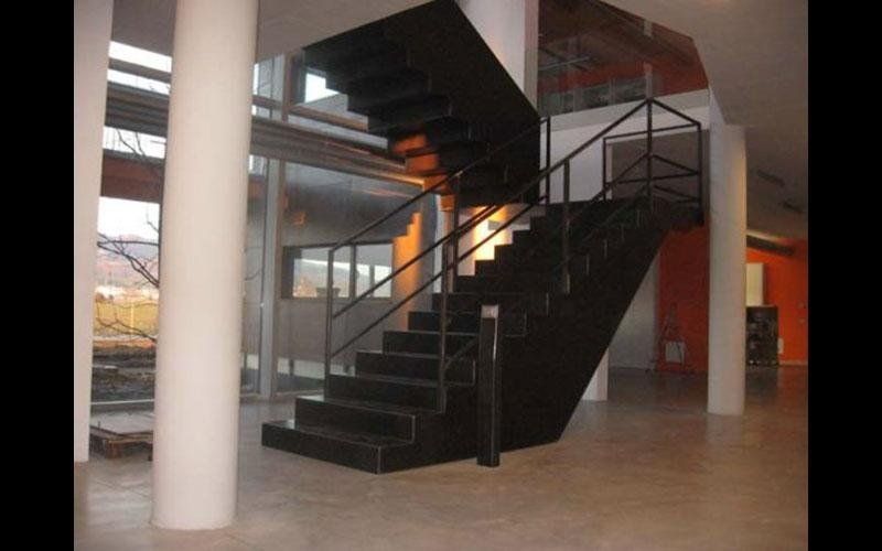 Partenza scala in ferro finitura grezza