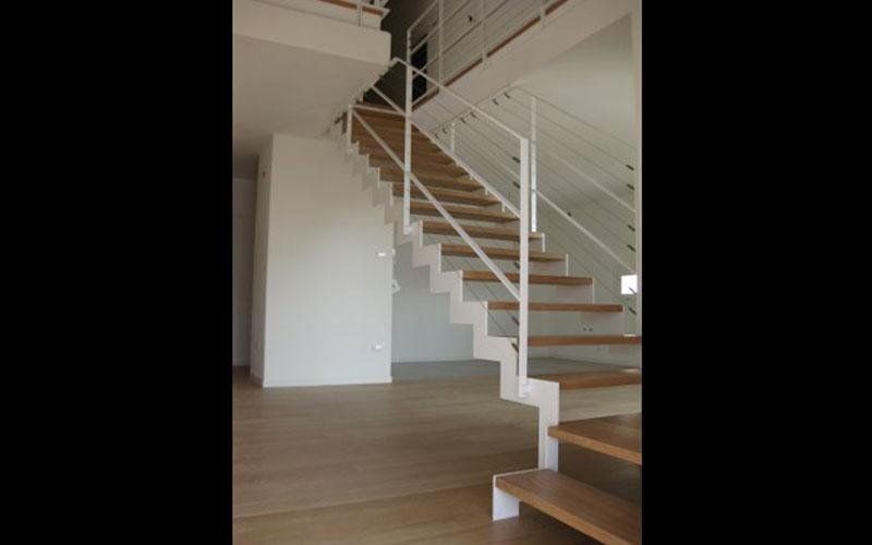 Scala in metallo  e legno