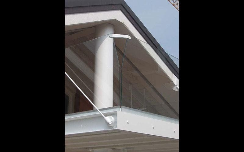 Particolare protezioni in vetro per terrazzo estrerno