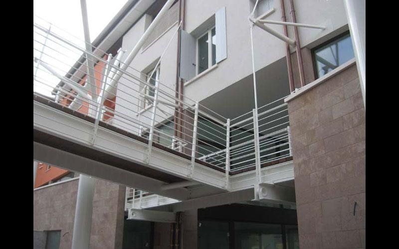 Passerella e protezioni in bianco 9010