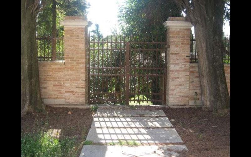 cancello a due ante finitura cor-ten