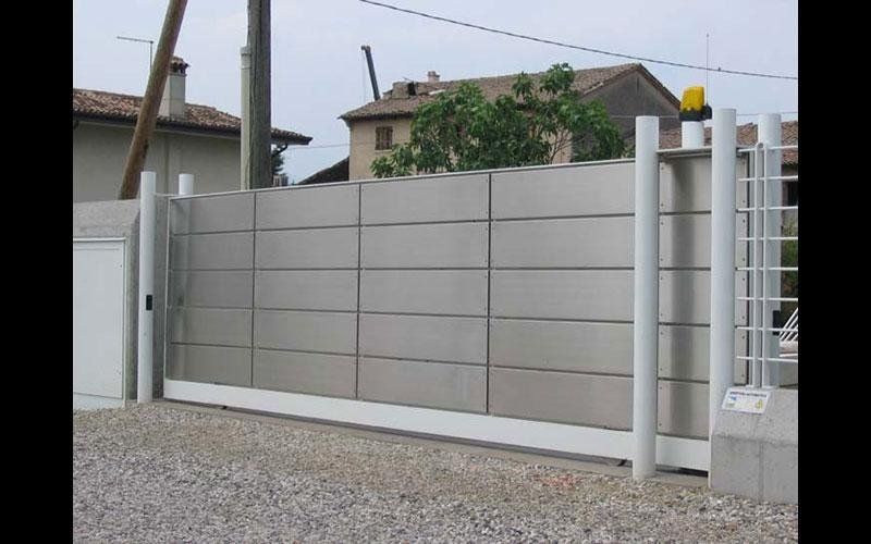cancello scorrevole con doghe in acciao inox