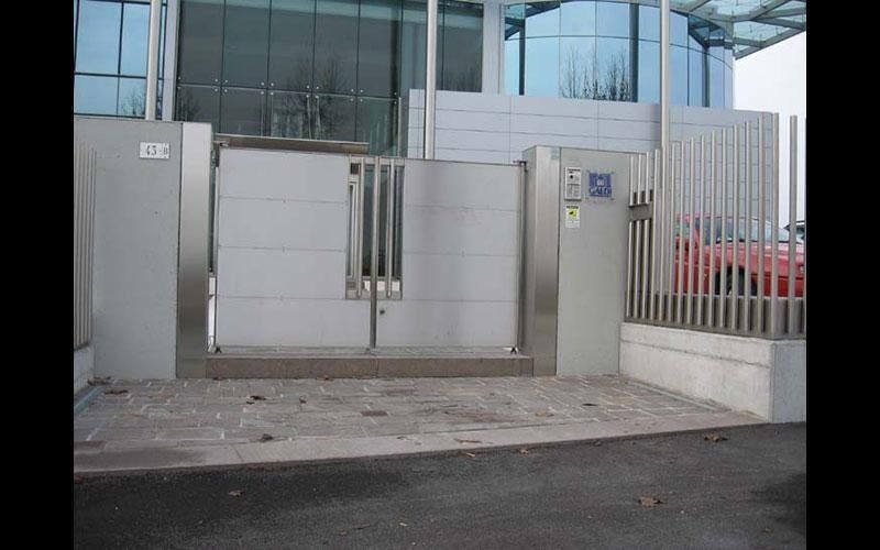 Cancello aziendale ad ante in acciaio inox