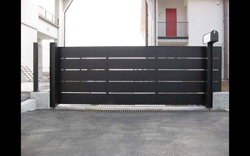 Cancello scorrevole a doghe orizzontali