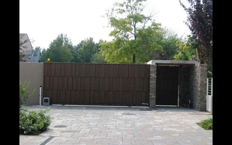 Cancello a scorrere in lamiera pressopiegata verniciata tinta ruggine