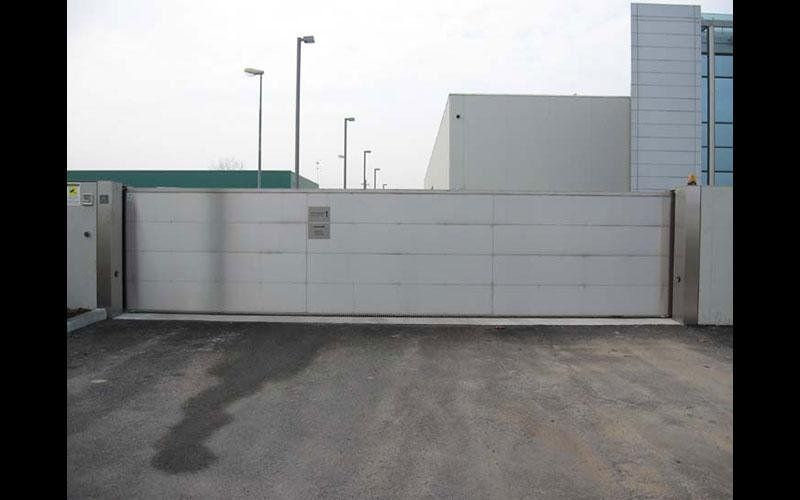 Cancello lungo scorrevole in acciaio inox