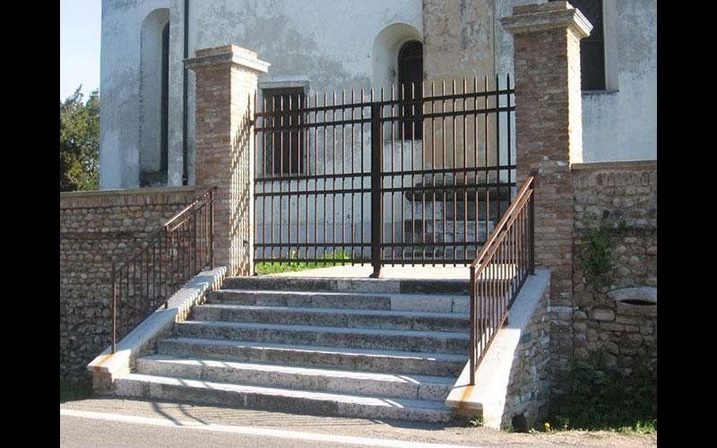 Cancello a due ante e protezioni in tinta cor-ten