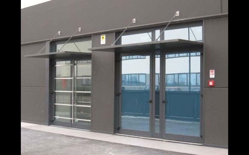 Pensiline in lamiera sopra serramento di ingresso