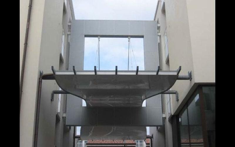 Grande copertura sagomata