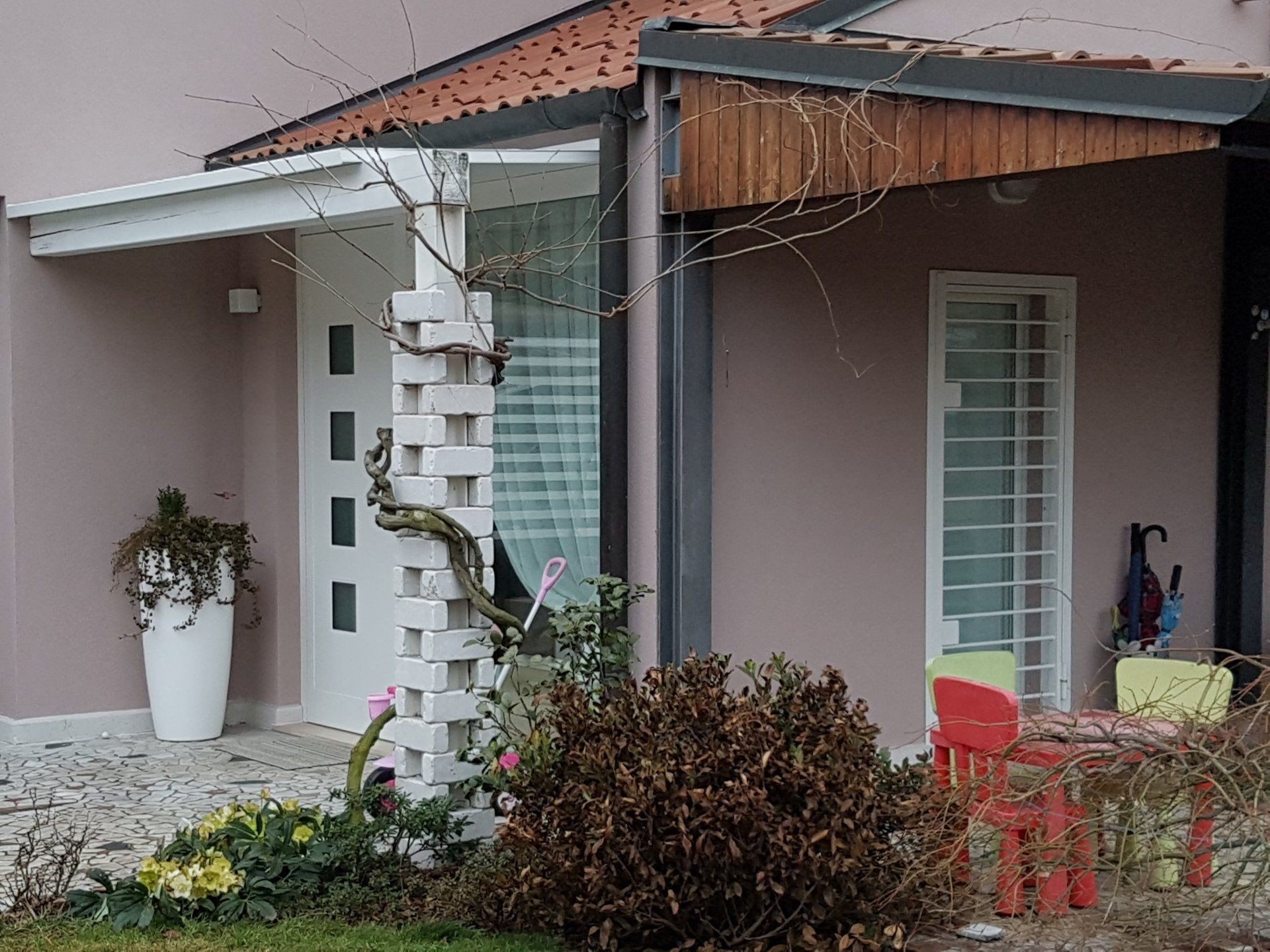 Ingresso con rinforzi esterno