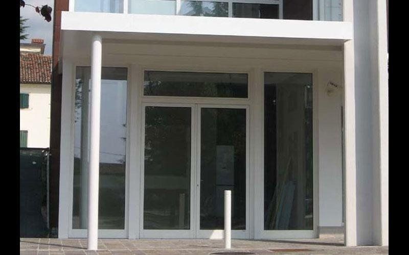 Ingresso coperto con serramenti in alluminio