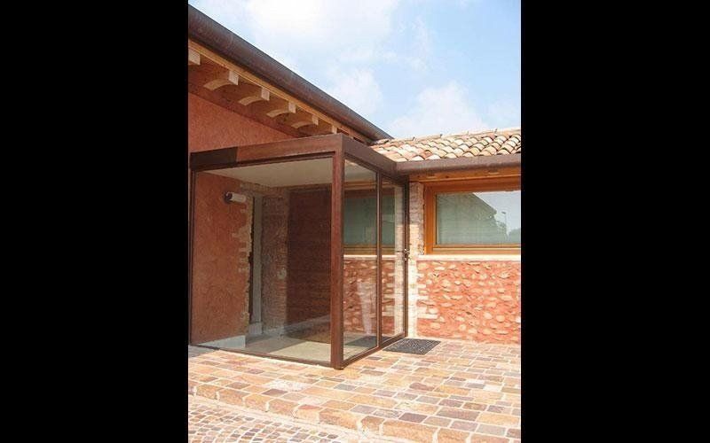 Bussola di ingresso in acciaio corten e serramenti in acciaio a Treviso