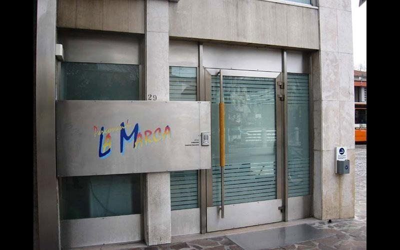 Ingresso con serramenti in acciaio a Treviso