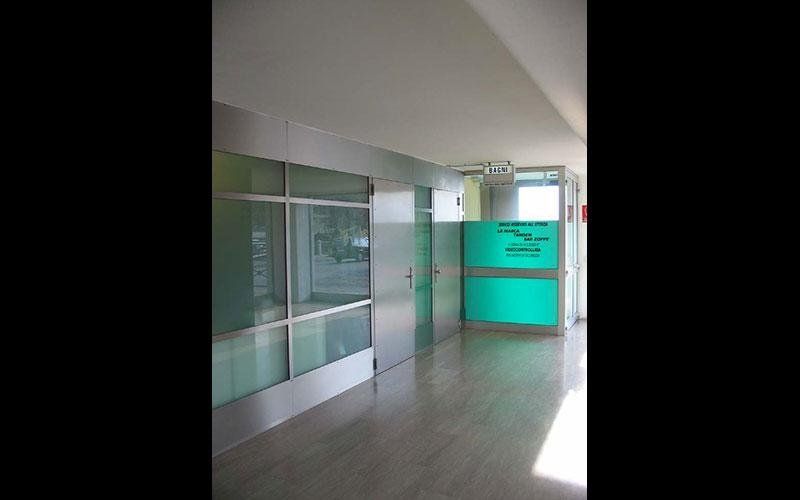 Facciata interna in acciaio inox e vetro