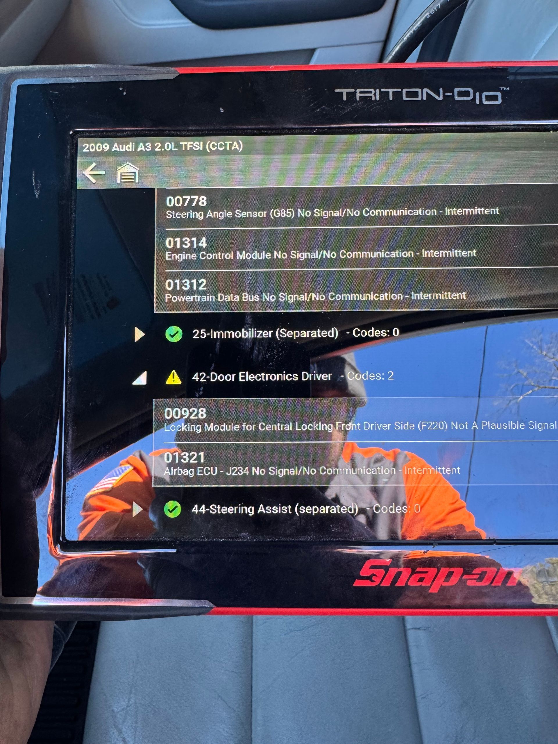 Advanced Snap On Diagnostic Scanner Reading Vehicle Data | Dustin's Automotive Service Center