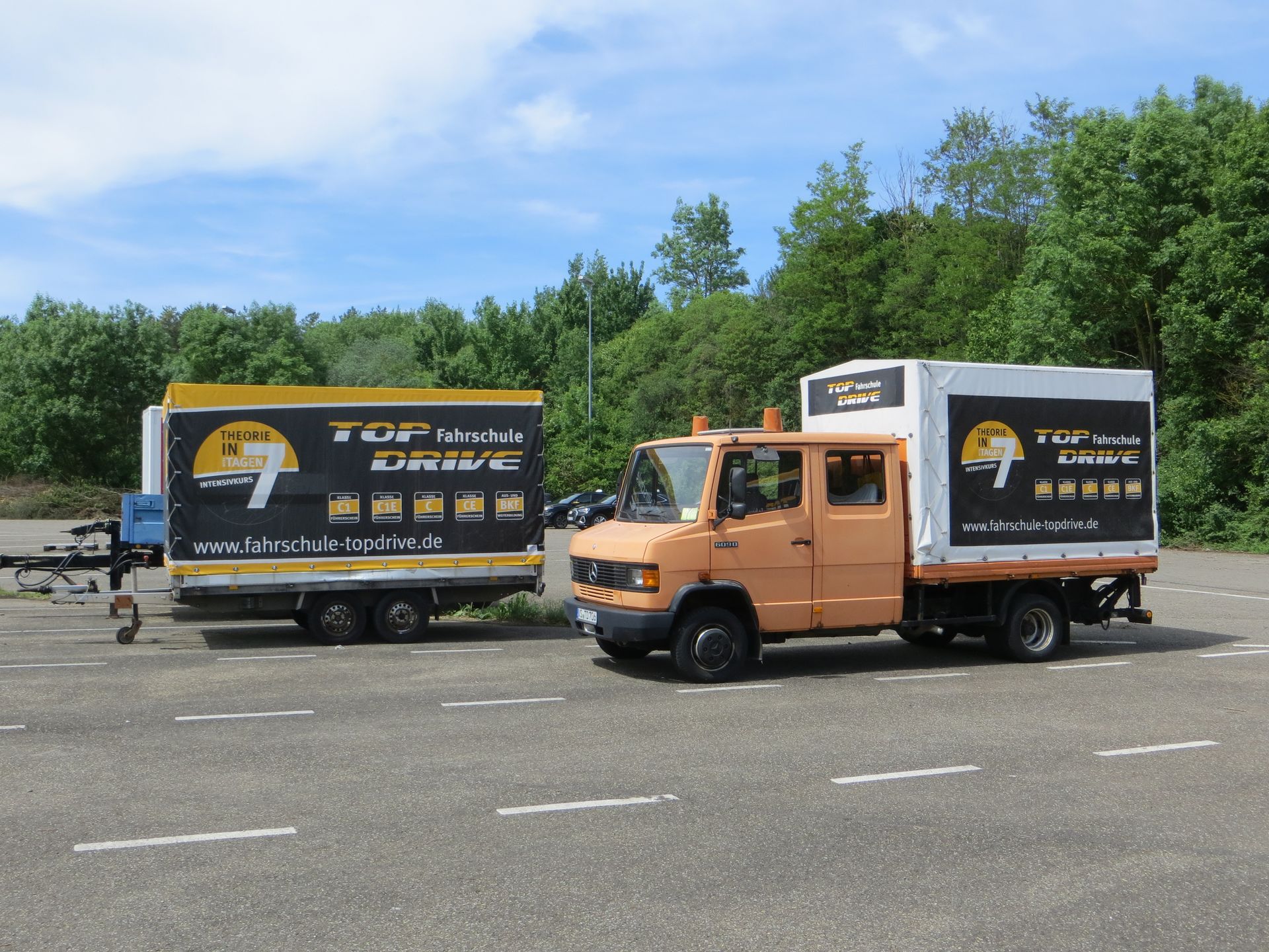 Auf einem Parkplatz stehen drei Motorräder nebeneinander.