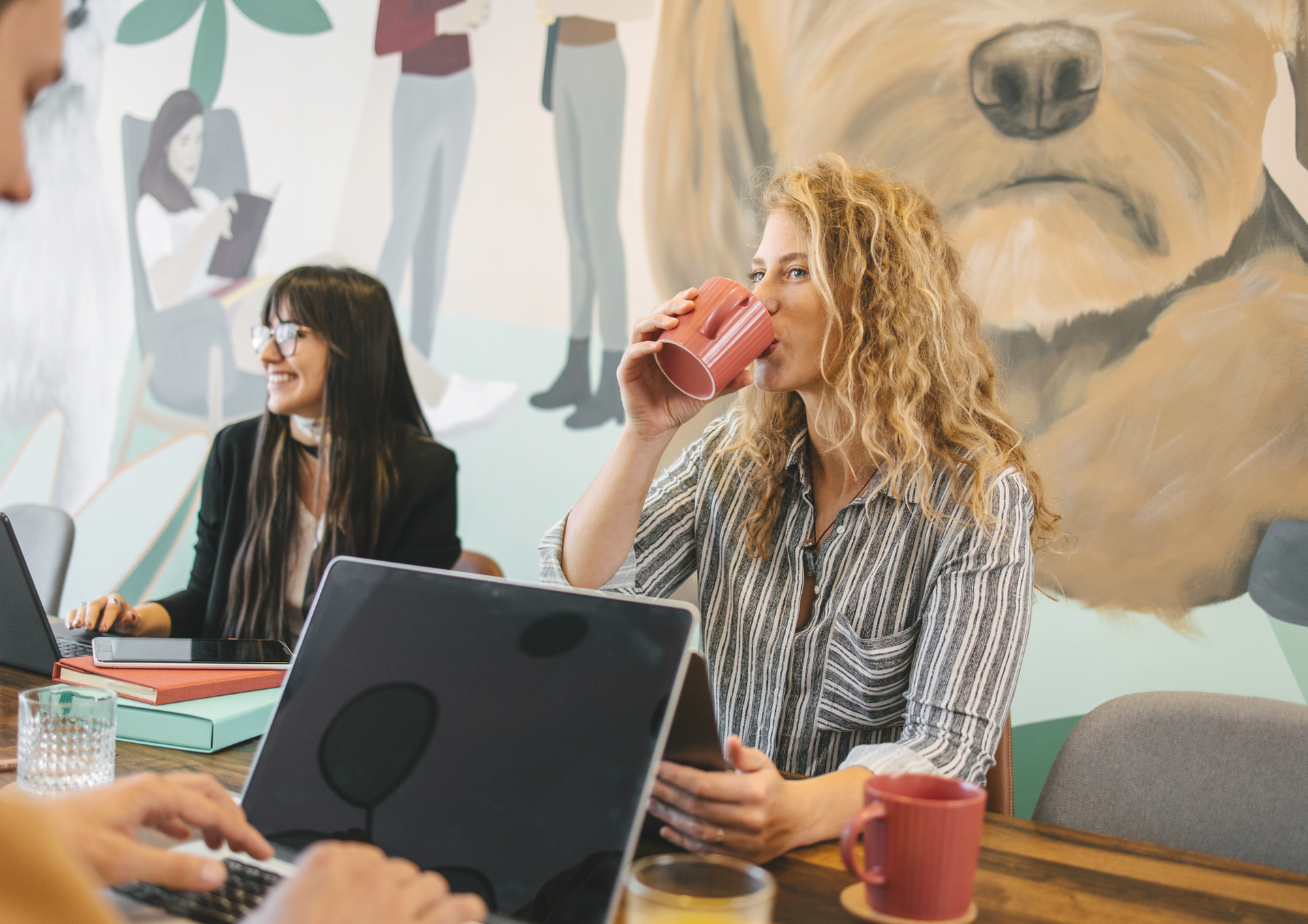 Symbolbild von zwei Frauen die Kaffee trinken sind.