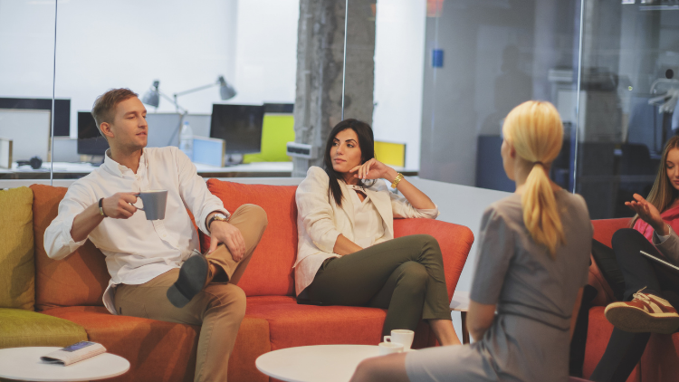 Symbolbild von Mann & Frau mit Kaffee in der Hand