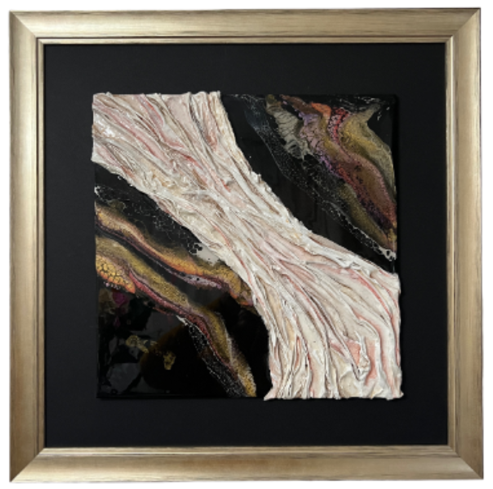 Arte abstracto texturizado en marco dorado con diseño central en negro y beige.