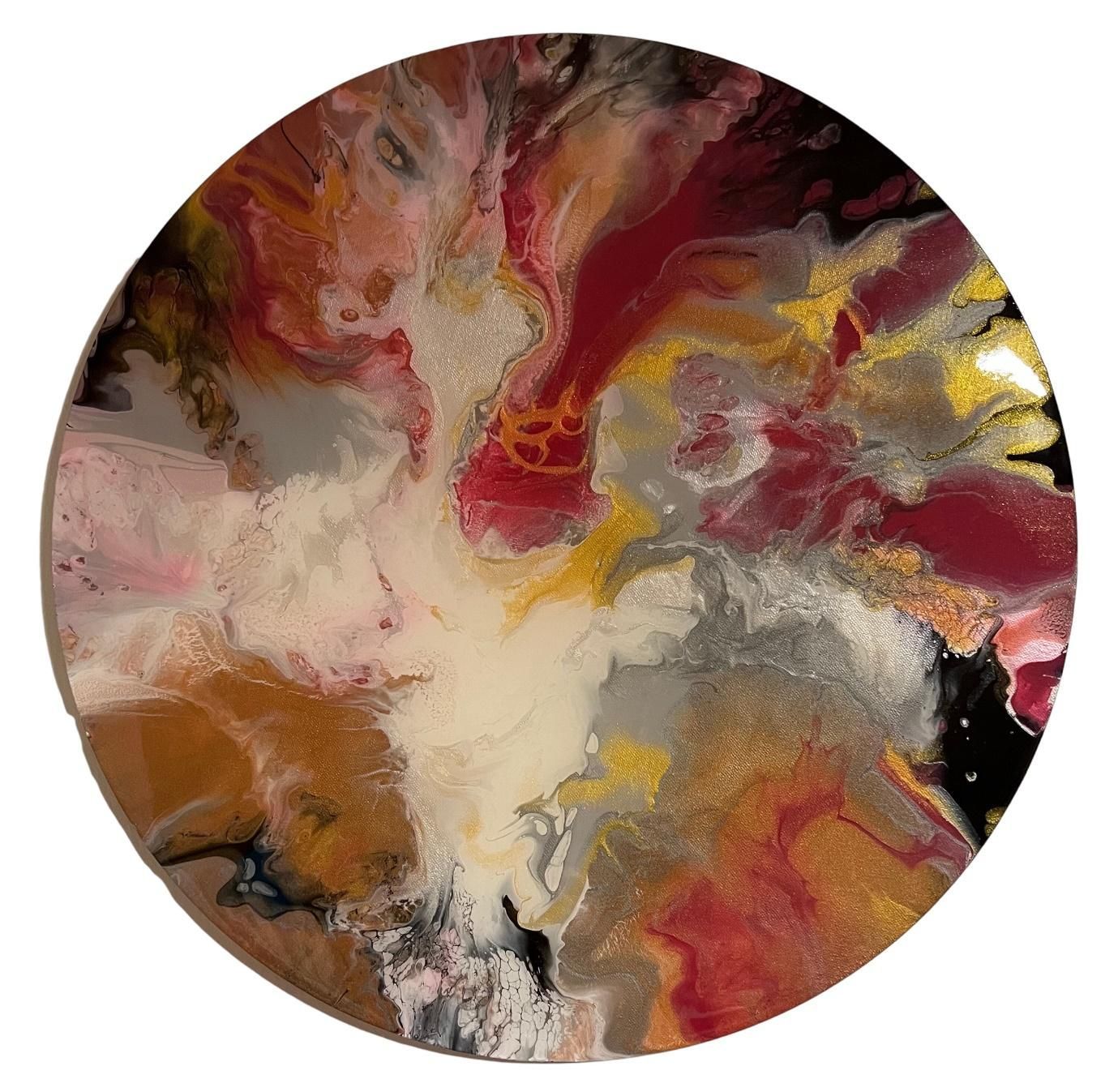 Arte abstracto de resina en un círculo. Rojo, dorado, plateado y blanco se arremolinan.