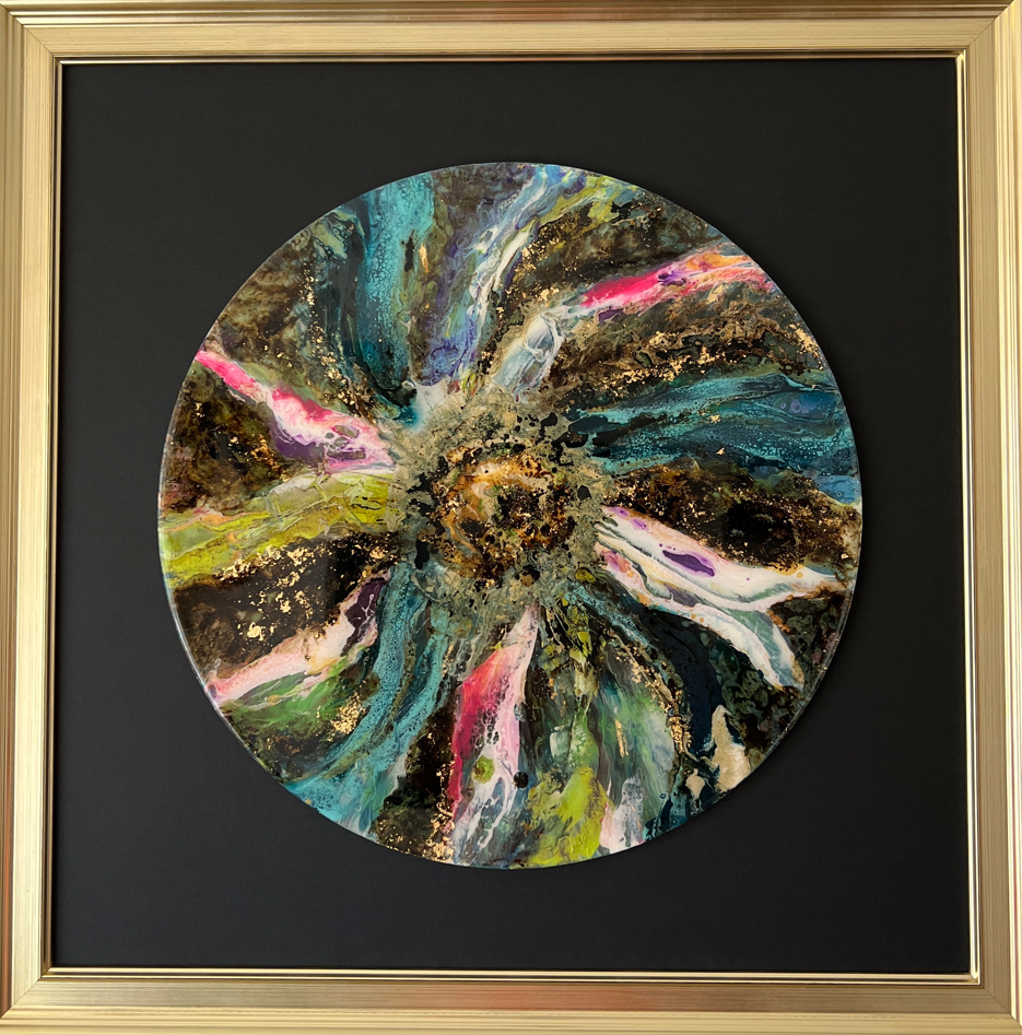 Pintura abstracta circular con colores fluidos verde azulado, rosa, dorado y negro.