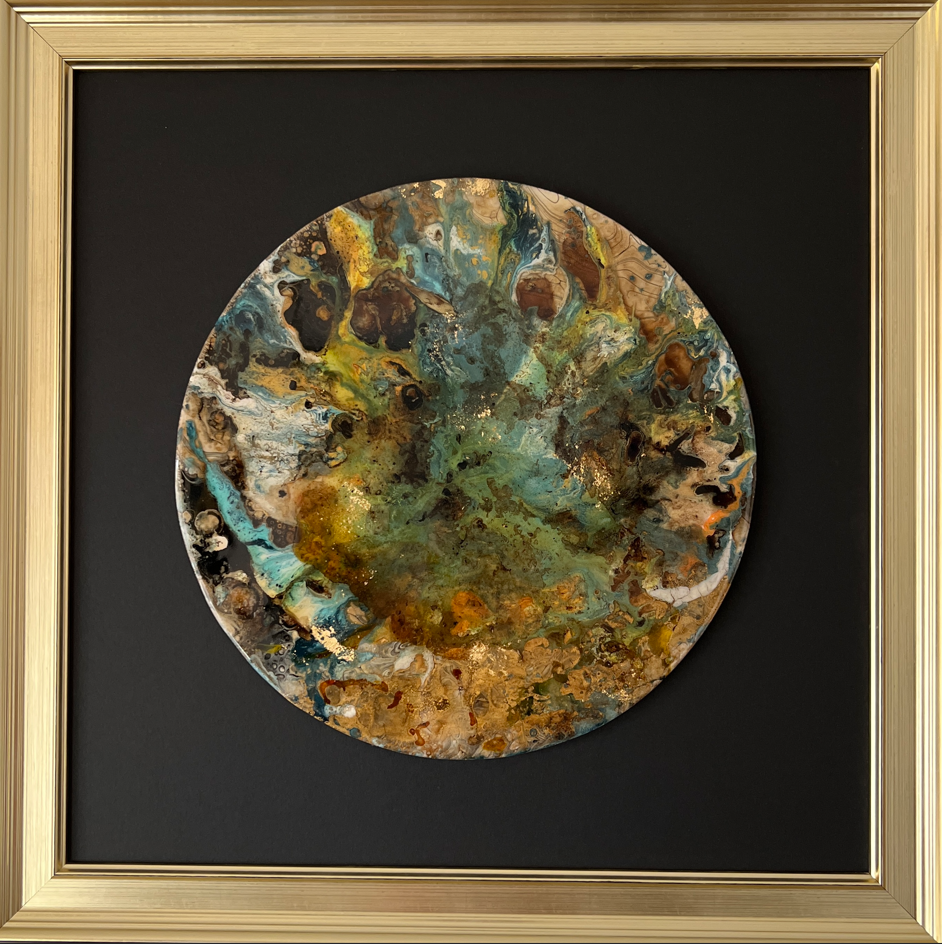 Cuadro circular abstracto con colores azul, verde y marrón, enmarcado en oro.