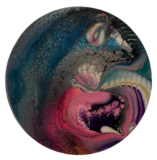 Pintura acrílica abstracta vertida con colores rosa, azul y blanco en forma de remolino en un patrón circular.