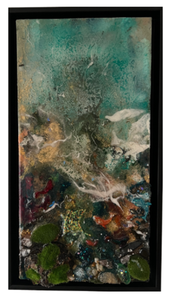 Arte abstracto con colores verde azulado, dorado y rojo. Parece representar agua o paisaje con un marco negro.