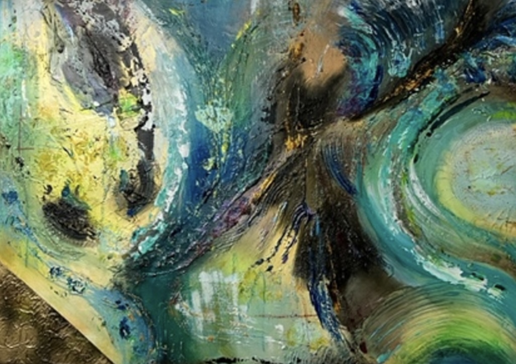 Pintura abstracta en espiral en azules, verdes y amarillos que evoca movimiento y textura.