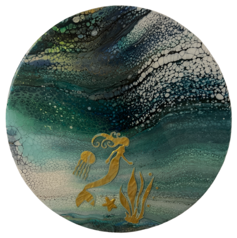 Sirena dorada y criaturas marinas en una pintura abstracta del océano en color verde azulado y blanco.