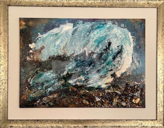 Pintura abstracta de una ola rompiendo. Espuma turquesa y blanca sobre una base rocosa oscura; enmarcada.