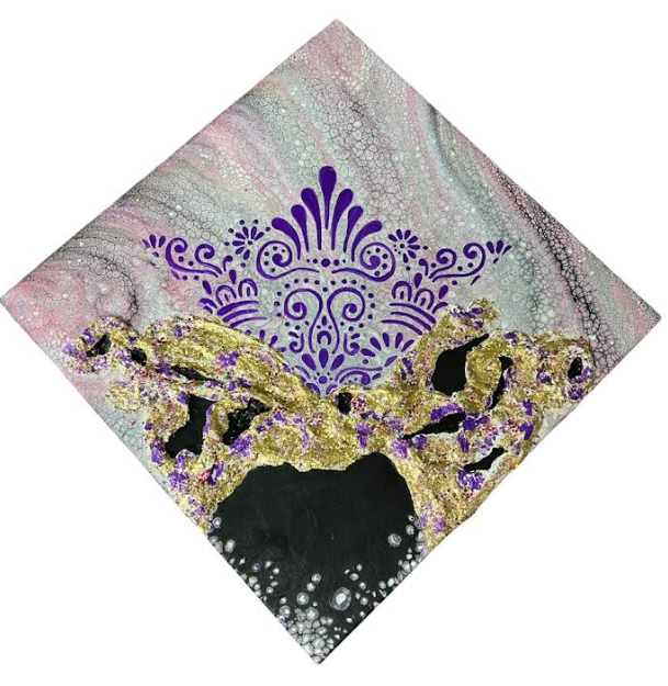 Arte en forma de diamante: diseño morado sobre una forma dorada texturizada, con fondo rosa/plateado. Parte inferior negra con puntos blancos.