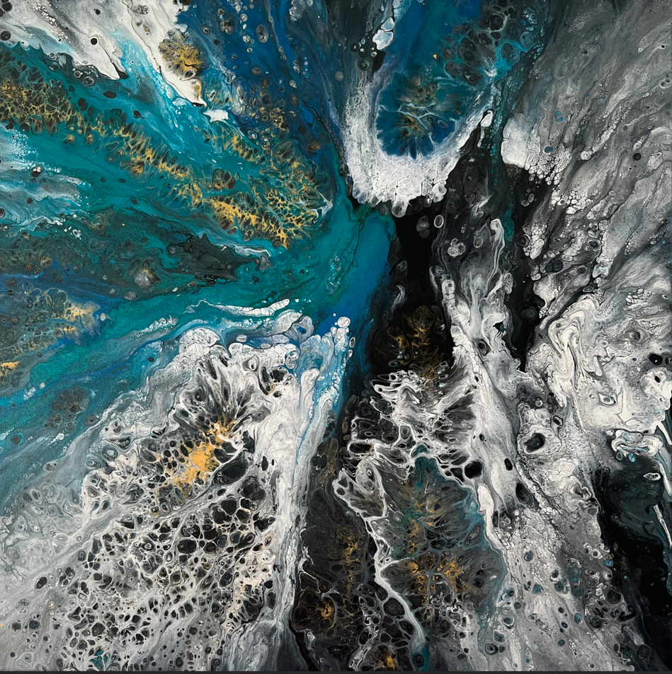 Pintura acrílica abstracta vertida en verde azulado, dorado, blanco, negro y gris con texturas fluidas similares a células.