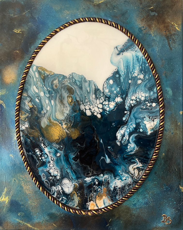 Arte abstracto ovalado con pinturas azules, doradas y blancas en espiral, enmarcado por una cuerda dorada sobre un fondo azul.