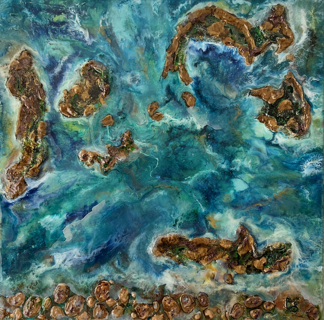 Vista aérea de islas rocosas en aguas azules y verde azulado. Rocas marrones bordean el fondo.