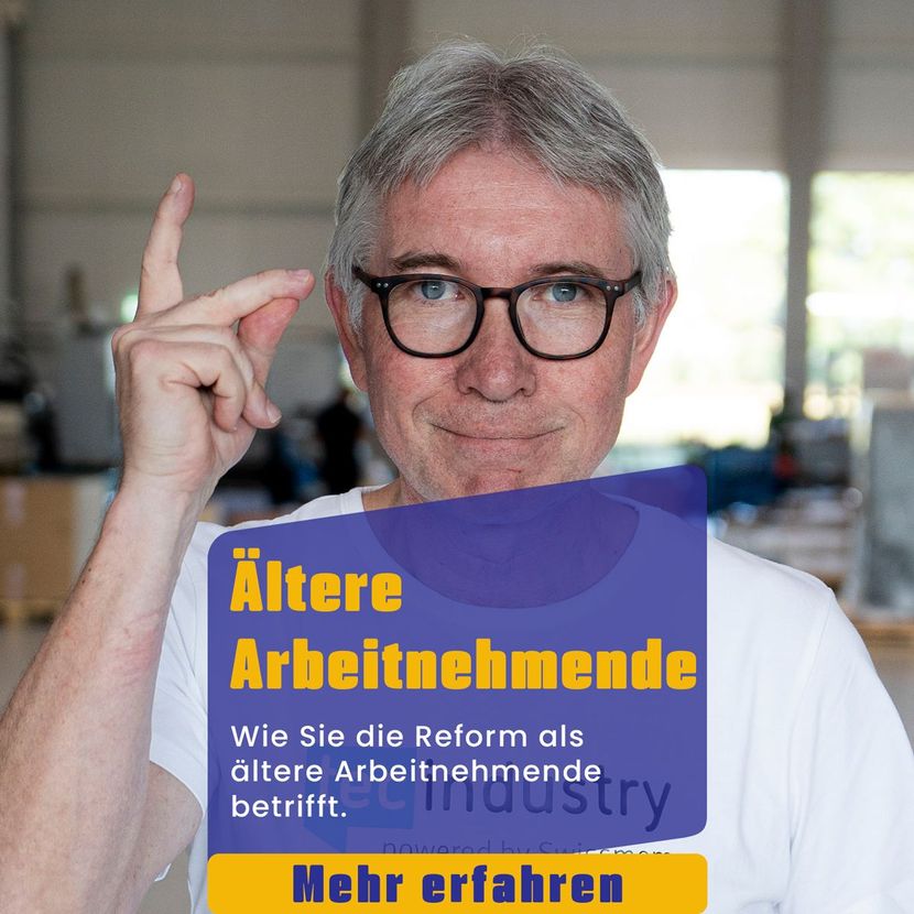 Ein Mann mit Brille hinter einem Schild mit der Aufschrift „Ältere Arbeitnehmende“