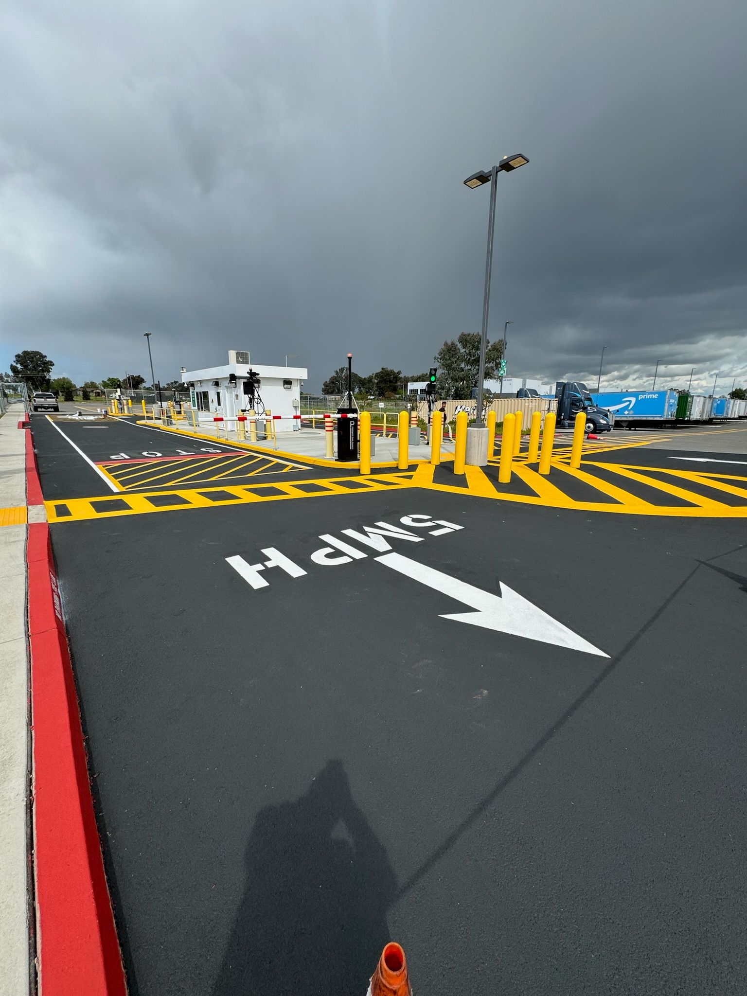 A road with an arrow pointing to the right that says halts