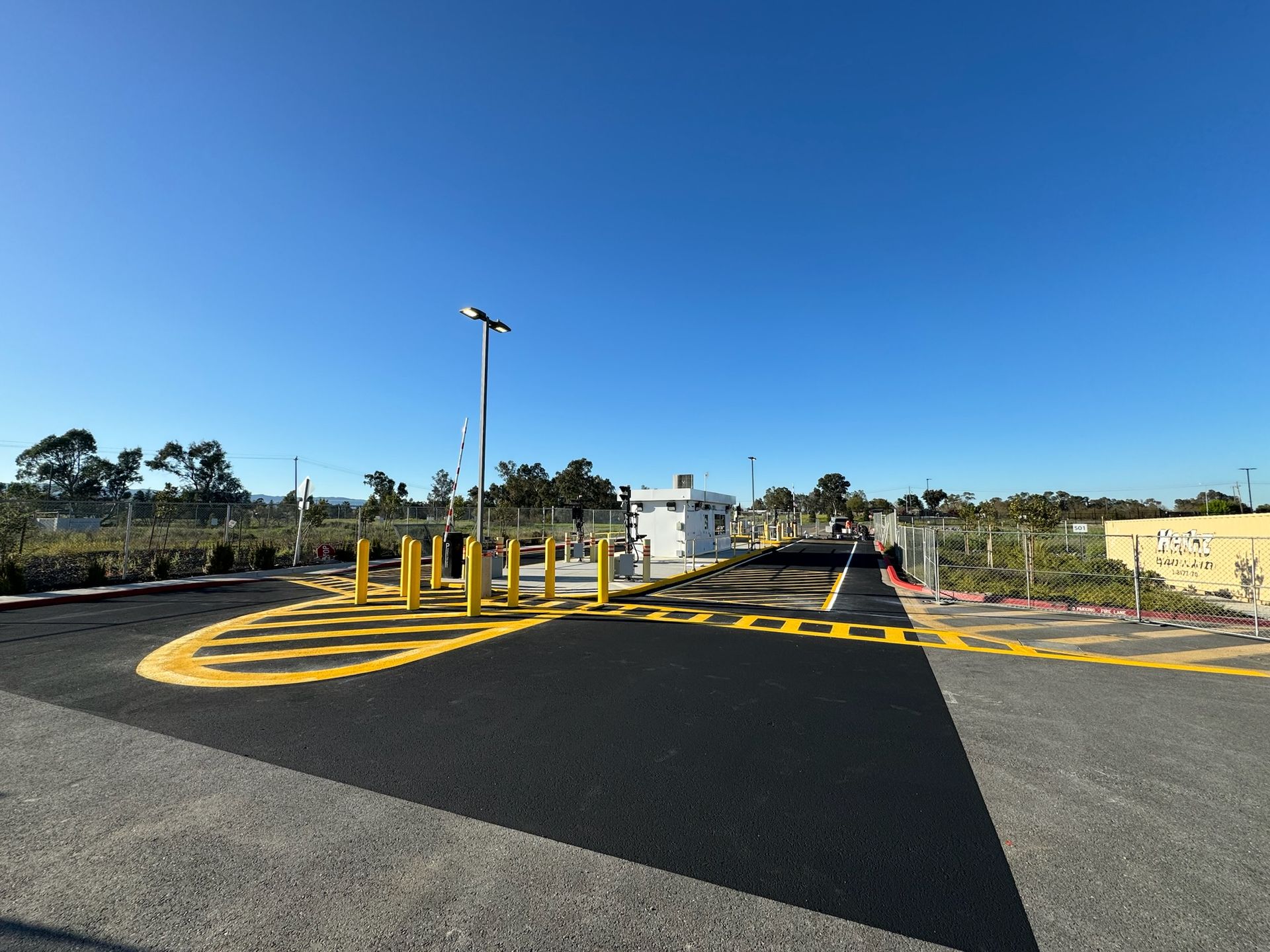 A parking lot with a yellow arrow pointing to the right