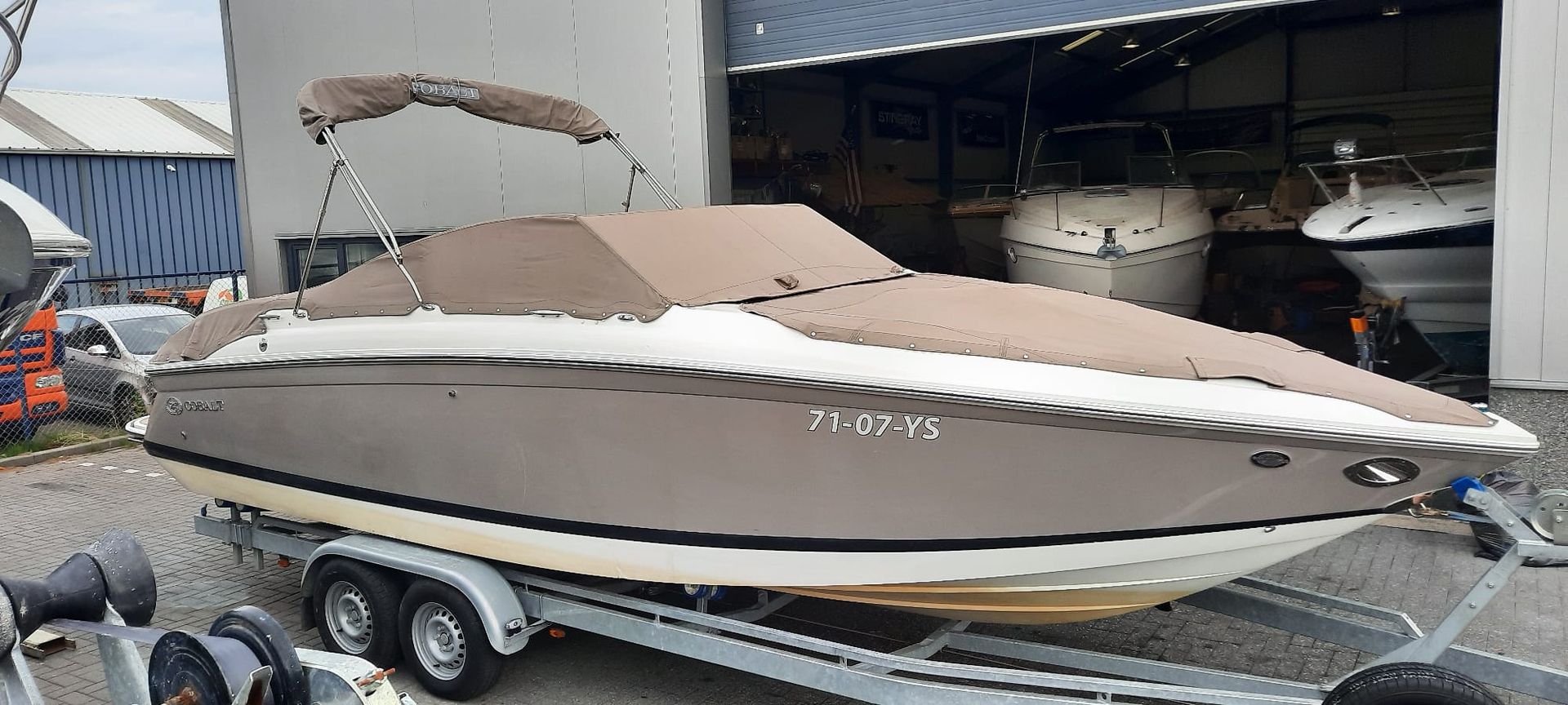 Bootkap reparatie voor deze speedboot van het merk Cobalt