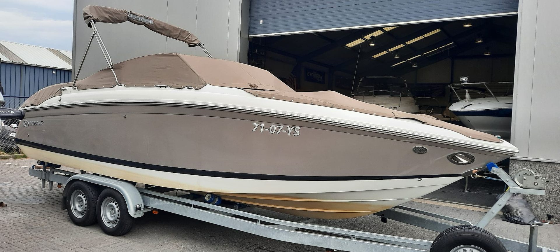 Bootkap reparatie voor deze speedboot van het merk Cobalt