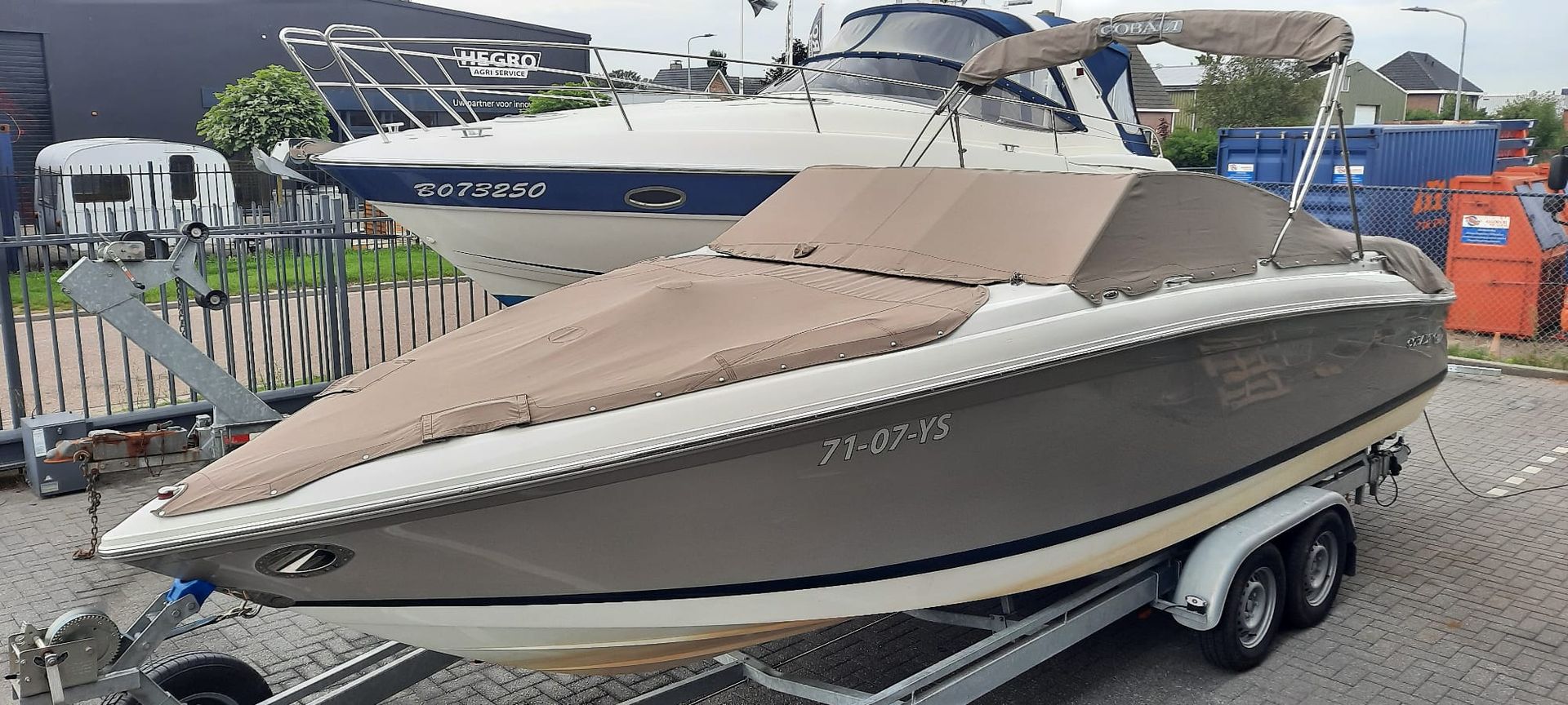 Bootkap reparatie voor deze speedboot van het merk Cobalt