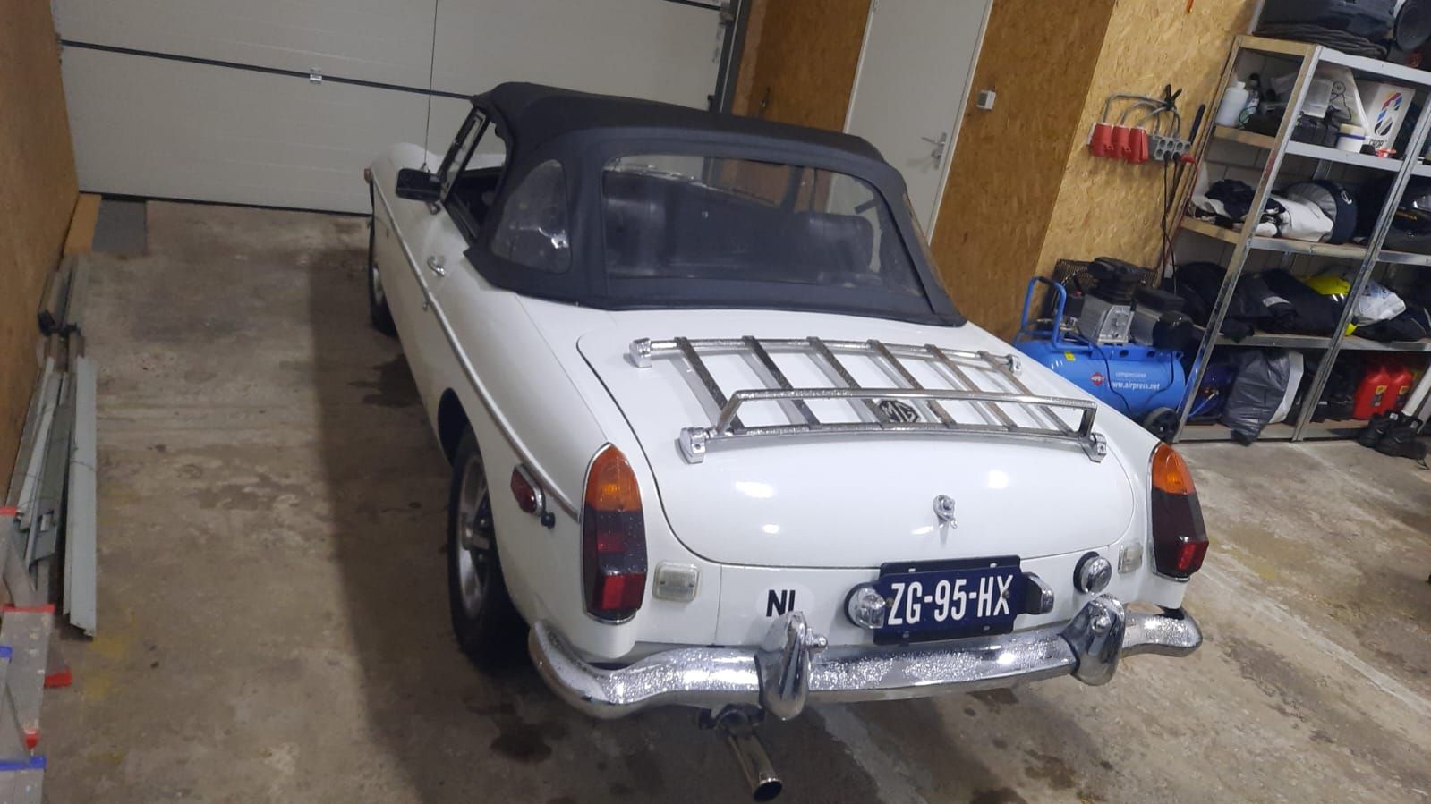Cabrio dak gerepareerd en nieuwe sluitingen gemonteerd van deze MG