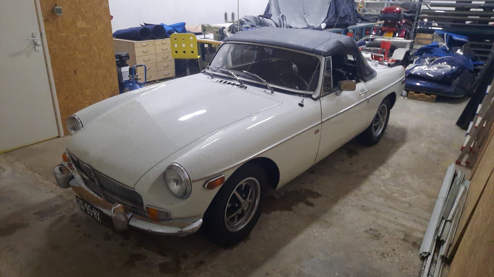 Cabrio dak gerepareerd en nieuwe sluitingen gemonteerd van deze MG