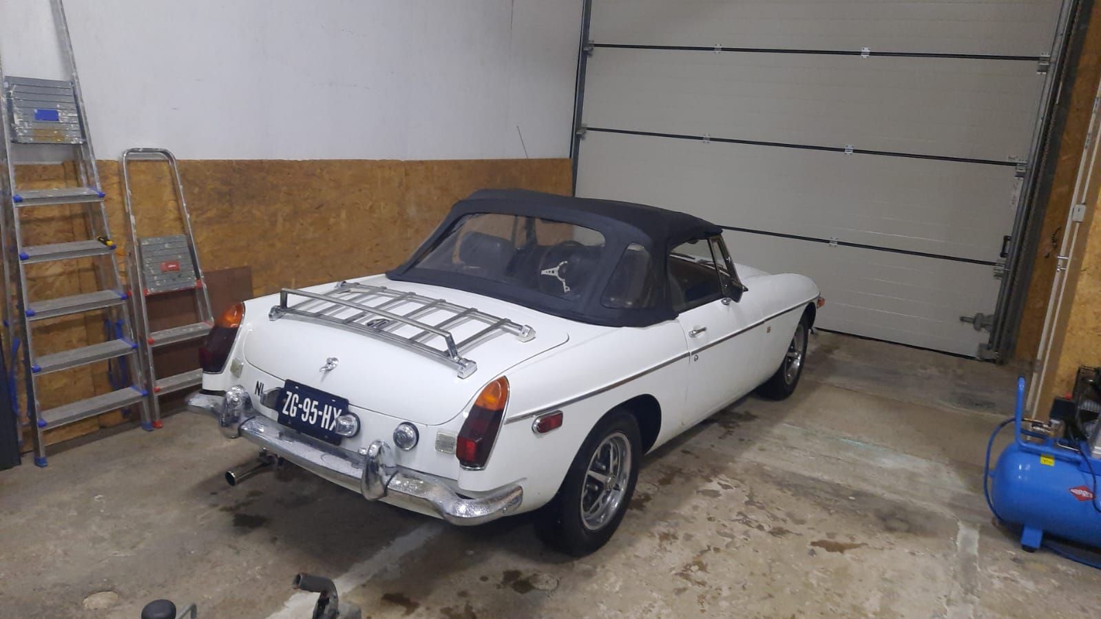 Cabrio dak gerepareerd en nieuwe sluitingen gemonteerd van deze MG