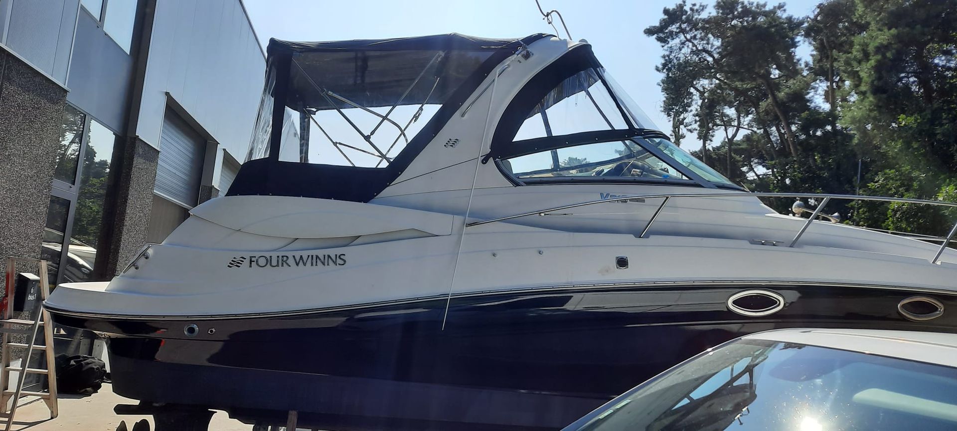 Complete bootkap reparatie van deze Four Winns