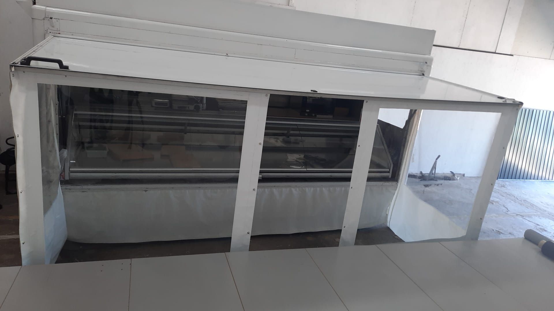 Voortent op maat gemaakt voor deze marktwagen