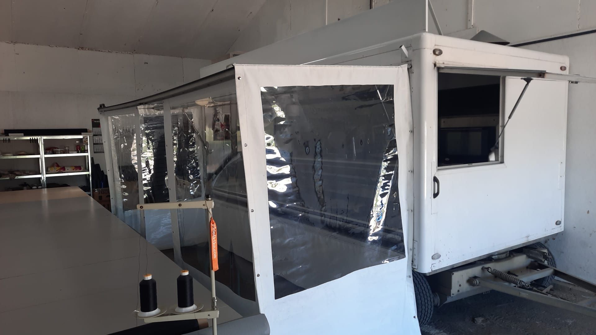 Voortent op maat gemaakt voor deze marktwagen