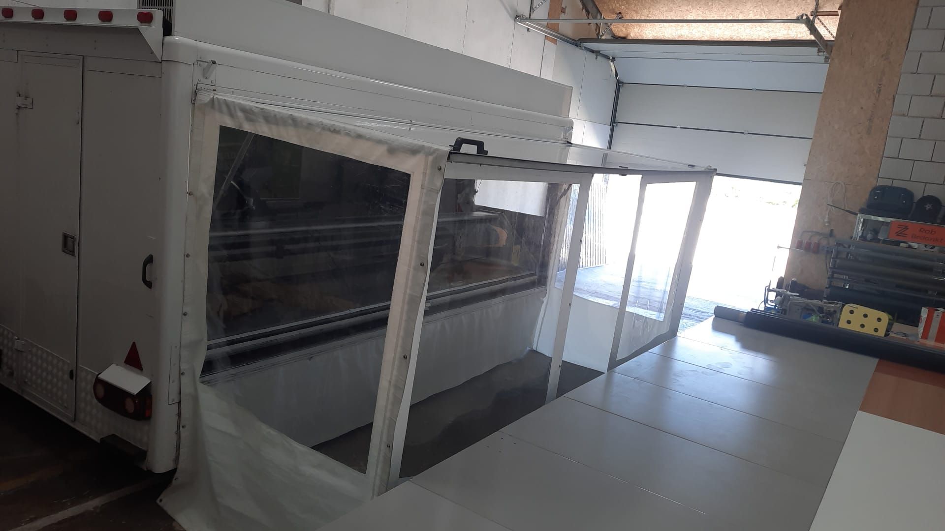 Voortent op maat gemaakt voor deze marktwagen